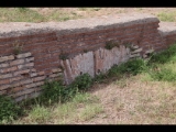 04546 ostia - regio i - insula xiv - caseggiato (i,xiv,7) - 2. raum - ostseite - detail - westwand - 09-2023.jpg